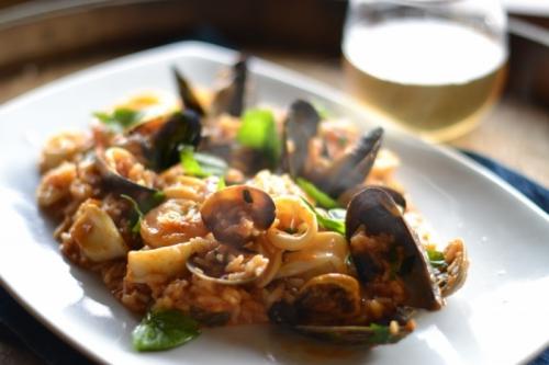 Черный рис с креветками в сливочном соусе. Ризотто с морепродуктами: 2 красочных блюда