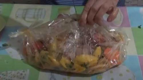 Говядина в рукаве с луком и морковью. Способ приготовления по шагам