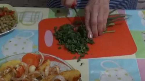 Говядина в рукаве с луком и морковью. Способ приготовления по шагам