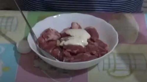 Говядина в рукаве с луком и морковью. Способ приготовления по шагам