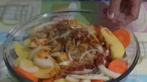 Говядина в рукаве с луком и морковью. Способ приготовления по шагам