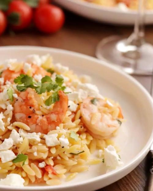 Ризони с креветками в сливочном соусе. Паста Ризони с креветками и фетой