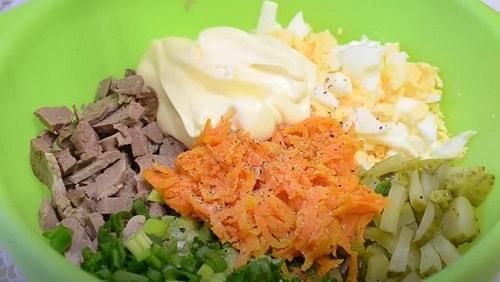 Салат из свиного сердца с горошком. Салаты из свиного сердца — лучшие рецепты с огурцами, маринованным луком, грибами