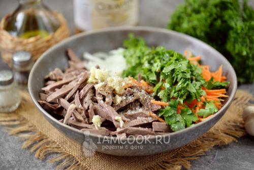 Салаты из свиного сердца. Салат со свиным сердцем, шампиньонами, кукурузой и сладким перцем 05 Салаты из свиного сердца. Салат со свиным сердцем, шампиньонами, кукурузой и сладким перцем 05