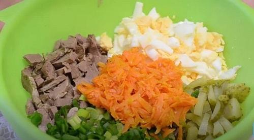 Салат из свиного сердца с горошком. Салаты из свиного сердца — лучшие рецепты с огурцами, маринованным луком, грибами