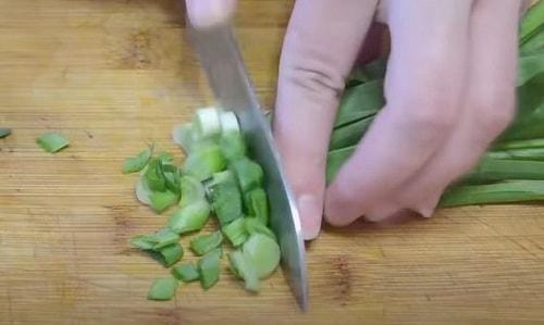 Салат из свиного сердца с горошком. Салаты из свиного сердца — лучшие рецепты с огурцами, маринованным луком, грибами