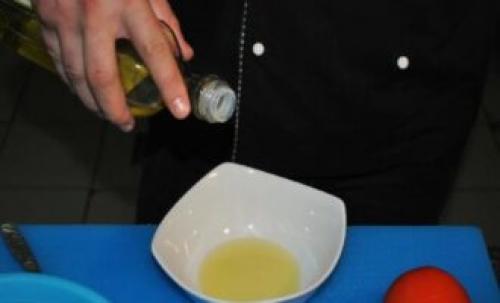 Какие ингредиенты необходимы для приготовления салата Цезарь с копченой курицей и маринованными грибами. Салат «Цезарь» с цыпленком и грибами