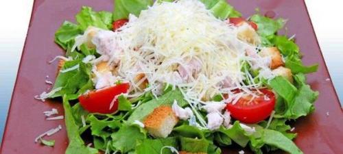 Новый взгляд на классику: Цезарь с копченой курицей и маринованными грибами