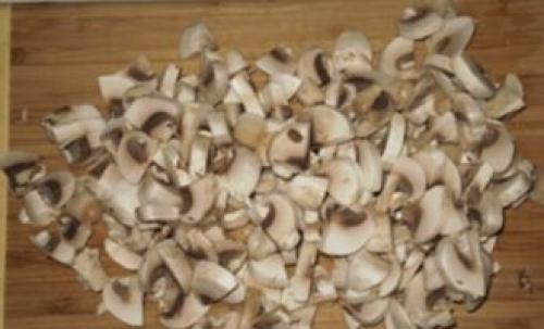 Какие ингредиенты необходимы для приготовления салата Цезарь с копченой курицей и маринованными грибами. Салат «Цезарь» с цыпленком и грибами