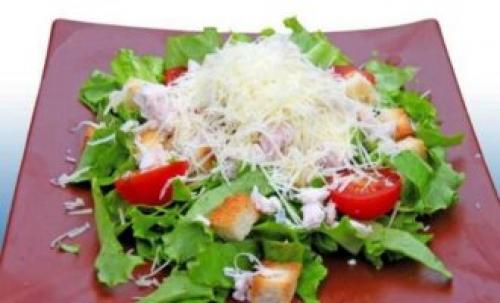 Какие ингредиенты необходимы для приготовления салата Цезарь с копченой курицей и маринованными грибами. Салат «Цезарь» с цыпленком и грибами