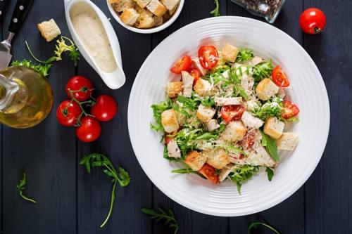 Салат Цезарь с Курицей и Грибами: Простой и Вкусный Рецепт