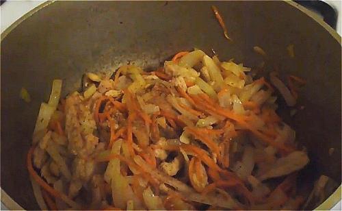 Гречка по-купечески с говядиной на сковороде. Гречка по-купечески со свининой в казане