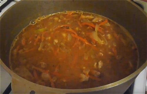 Гречка по-купечески с говядиной на сковороде. Гречка по-купечески со свининой в казане