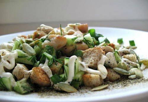 Что можно добавить к салату цезарь с курицей и шампиньонами для большего вкуса. Салат цезарь с грибами и курицей