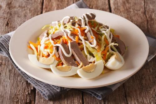 Салат из сердца с маринованным луком и яйцом. 20 аппетитных салатов из свиного сердца