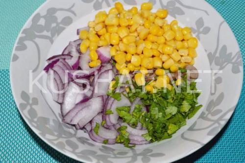 Салат из сердца с маринованным луком и кукурузой. Салат из куриных сердечек с маринованным луком и кукурузой
