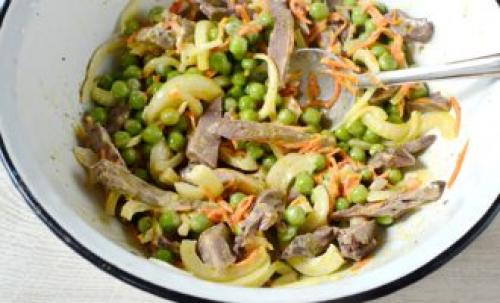 Салат из свиного сердца с маринованным луком. Салат из свиного сердца