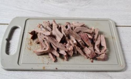 Салат из свиного сердца с маринованным луком. Салат из свиного сердца