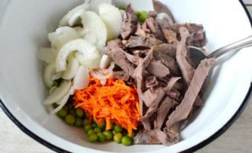 Салат из свиного сердца с маринованным луком. Салат из свиного сердца