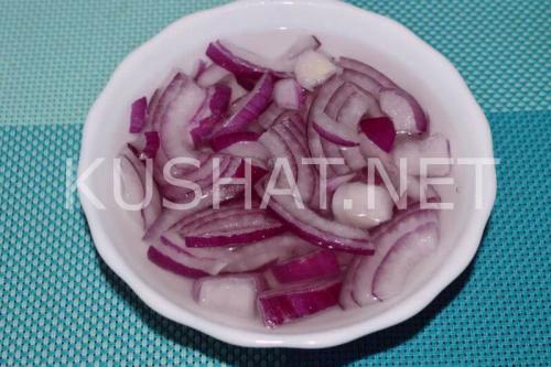 Салат из сердца с маринованным луком и кукурузой. Салат из куриных сердечек с маринованным луком и кукурузой