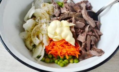 Салат из свиного сердца с маринованным луком. Салат из свиного сердца