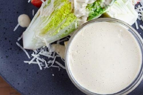 Можно ли приготовить салат Цезарь без яичных желтков. 15 заправок для Цезаря на любой вкус