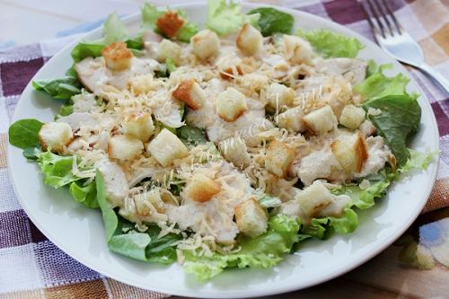 Простой и вкусный салат Цезарь с курицей, сыром и сухариками: пошаговый рецепт 10 Простой и вкусный салат Цезарь с курицей, сыром и сухариками: пошаговый рецепт 10