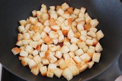 Простой и вкусный салат Цезарь с курицей, сыром и сухариками: пошаговый рецепт 04 Простой и вкусный салат Цезарь с курицей, сыром и сухариками: пошаговый рецепт 04