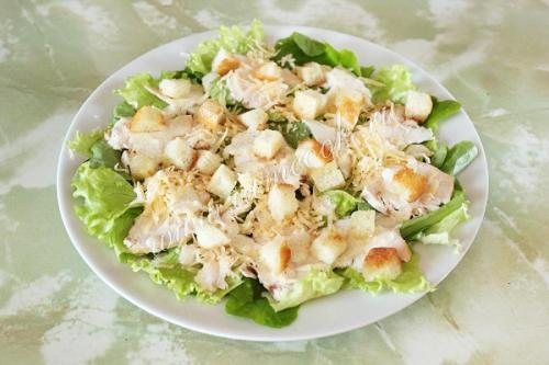 Простой и вкусный салат Цезарь с курицей, сыром и сухариками: пошаговый рецепт 08 Простой и вкусный салат Цезарь с курицей, сыром и сухариками: пошаговый рецепт 08