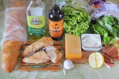 Простой и вкусный салат Цезарь с курицей, сыром и сухариками: пошаговый рецепт