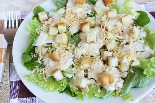 Простой и вкусный салат Цезарь с курицей, сыром и сухариками: пошаговый рецепт 09 Простой и вкусный салат Цезарь с курицей, сыром и сухариками: пошаговый рецепт 09