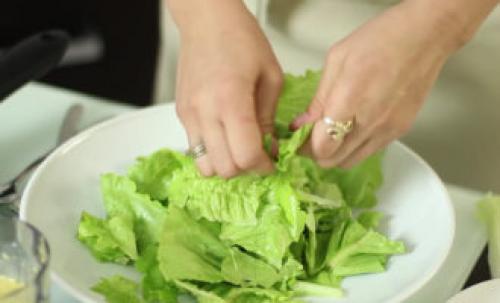 Какие ингредиенты необходимы для приготовления цезаря с курицей и грибами. Салата Цезарь с курицей — классический рецепт в домашних условиях