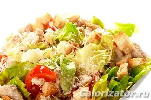Какой уровень калорийности имеет САЛАТ Цезарь с курицей. Цезарь с курицей