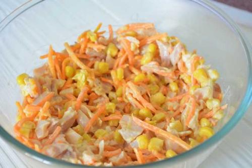 Какие ингредиенты нужны для салата с перцем, кукурузой и копченой курицей. Салат с копченой курицей и кукурузой
