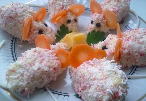 Как оригинально подать салат из курицы, чтобы он выглядел красиво на столе.