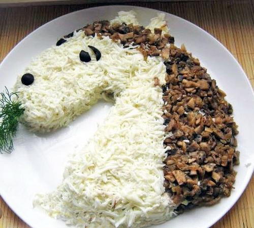 Как оригинально подать салат из курицы, чтобы он выглядел красиво на столе.