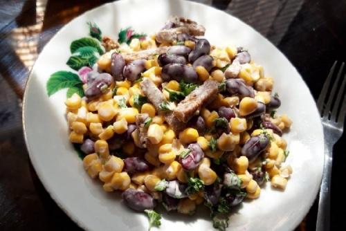 Как подготовить болгарский перец для салата с копченой курицей и кукурузой. 20 оригинальных салатов с копченой курицей и кукурузой