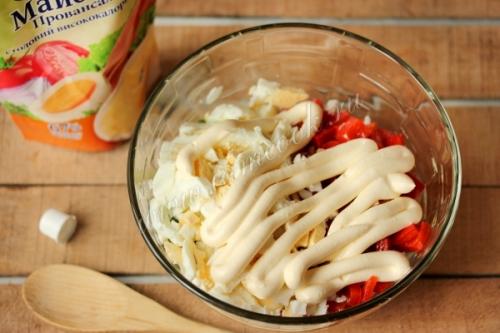 Свежий салат с курицей, болгарским перцем и помидорами: простой рецепт для домашнего обеда 14