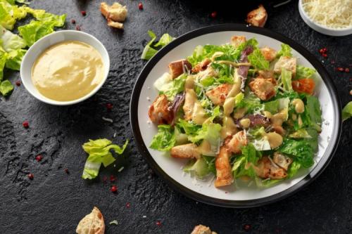 Какие соусы подходят для салата цезарь с курицей. 15 заправок для Цезаря на любой вкус