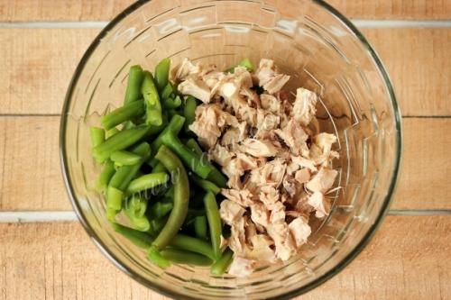 Свежий салат с курицей, болгарским перцем и помидорами: простой рецепт для домашнего обеда 12