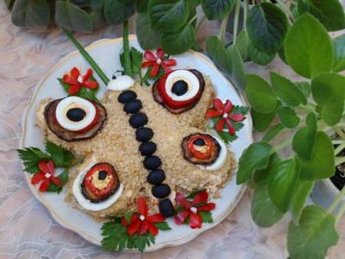 Как оригинально подать салат из курицы, чтобы он выглядел красиво на столе.