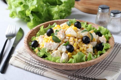 Как подготовить болгарский перец для салата с копченой курицей и кукурузой. 20 оригинальных салатов с копченой курицей и кукурузой