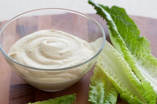 Какие соусы подходят для салата цезарь с курицей. 15 заправок для Цезаря на любой вкус