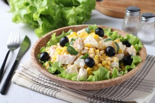 Как лучше всего нарезать копченую курицу для этого салата. 12 слоеных салатов с копченой курицей для тех, кто любит вкусно поесть