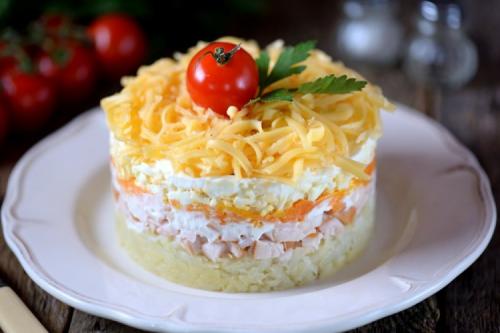 Как лучше всего нарезать копченую курицу для этого салата. 12 слоеных салатов с копченой курицей для тех, кто любит вкусно поесть