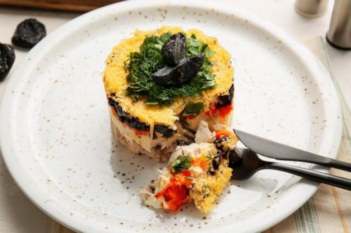 Как лучше всего нарезать копченую курицу для этого салата. 12 слоеных салатов с копченой курицей для тех, кто любит вкусно поесть