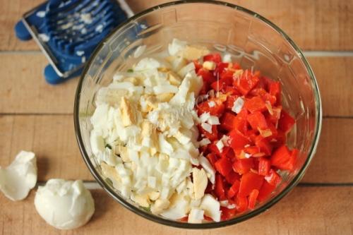 Свежий салат с курицей, болгарским перцем и помидорами: простой рецепт для домашнего обеда 13