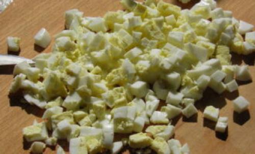 Какие ингредиенты нужны для салата с перцем, кукурузой и копченой курицей. Салат с копченой курицей и кукурузой