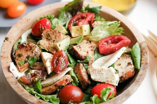 Какие виды сыра лучше всего подходят для салата с копченой курицей и перцем. 20 салатов с курицей и сыром, которые украсят любой стол