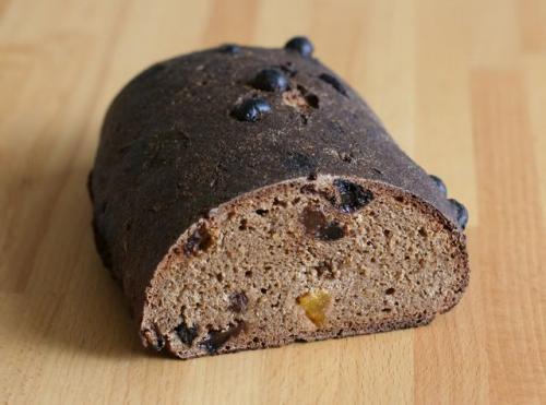 Ржаной заварной хлеб c черносливом. Заварной хлеб с сухофруктами